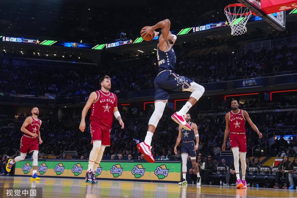 在咖啡馆或 在咖啡馆或